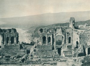 Scene og omkledningsrom til det greske teatret, Taormina, Sicilia, Italia, 1927 av Eugen Poppel
