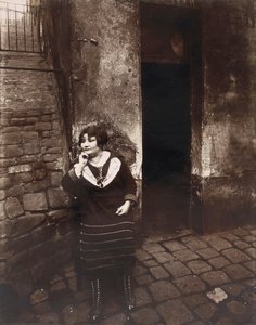 La Villette. Rue Asselin, prostituert som venter foran døren hennes av Eugène Atget