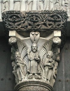 Kolonnehovedstad med Kristusvelsignelse fra fasadens vestportal, 1840-61 av Eugene Emmanuel Viollet le Duc
