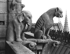 Elefant- og løvegargoyler fra balustraden til Grande Galerie på vestfasaden, kopi av en original (stein) fra 1100-tallet (s/hvitt-bilde) av Eugene Emmanuel Viollet le Duc