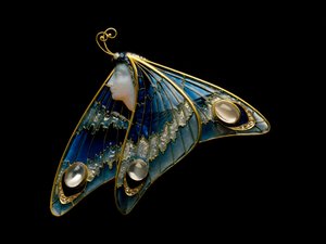 Art Nouveau: gullbrosje, gjennomskinnelig emalje, opal, månestein og diamant i form av en sommerfuglkvinne. Atelier Eugene Feuillatre (1870-1916). 1900 Parma, privat samling - Art Nouveau: gull, gjennomskinnelig emalje, opal, månestein og diamant, butterf av Eugene Feuillatre