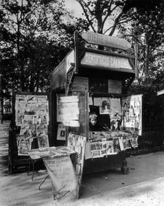 Kiosk i Paris, ca. 1910 (s/hvitt-bilde) av Eugène Atget
