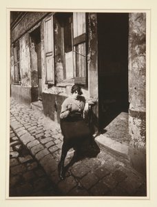 La Villette, offentlig jente som holder klokken, 19. April 1921 (La Villette, Streetwalker Waiting for a Client, 19. arrondissement, april 1921) av Eugène Atget