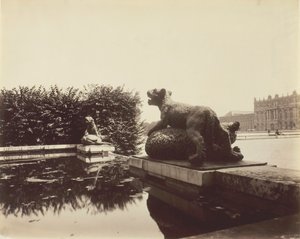 Versailles, Fontaine du Point du Jour, Tiger Slaying a Bear av Houzeau, 1903. av Eugène Atget