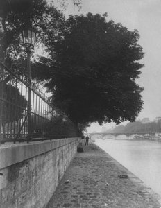 Utsikt over Pont des Arts fra Terre-Plein i Pont Neuf, 1911 av Eugène Atget