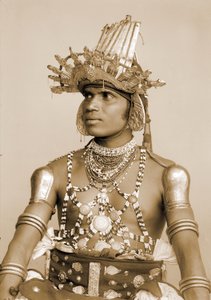 Portrett av en srilankisk danser med preget sølvhjelm, ca. 1890