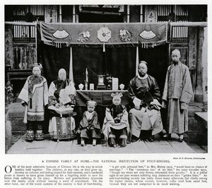 En kinesisk familie hjemme, National Institution of Foot-Binding (s/hvitt-bilde) av European Photographer