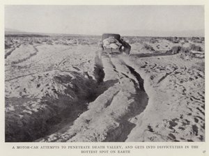 En bil prøver å trenge gjennom Death Valley, og kommer i vanskeligheter på det varmeste stedet på jorden (s/hvitt-bilde) av European Photographer