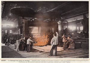 Krupp, rullen av en panserplate (s/hv-bilde) av European Photographer
