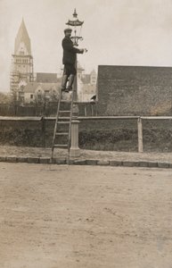 Mann opp en stige og fikser en gatelykt (s/hvitt-bilde) av European Photographer
