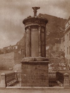 Monument til Dionysos, vinens gud, reist i Athen i 335-34 f.Kr. av Lysicrates for å feire lagets seier i teatralske konkurranser (s/hv-bilde) av European Photographer