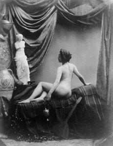 Naken dame beundrer Venus fra Milo-figuren (s/h-bilde)