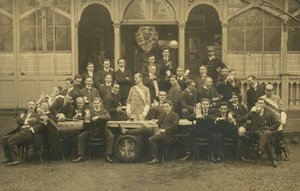 Portrett av en gruppe menn, muligens en fekteklubb (s/hv-bilde) av European Photographer