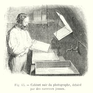 Fotografens mørke skap, opplyst av gule fliser (gravering) av European School
