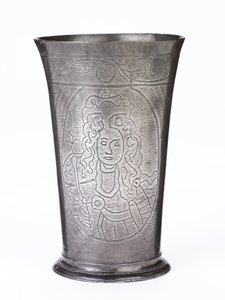 Minnebeger i tinn med slingrende portretter av William III og Mary II, ca. 1689-94 (tinn)
