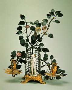 Amor i en hage (porselen og metallarbeid) av European School
