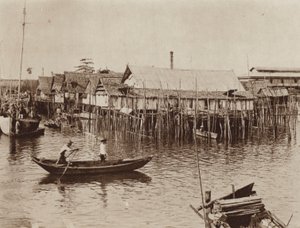 Fiskerhus på bygget på hauger over vann, Singapore (s/hv-bilde) av Ewing Galloway
