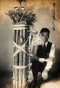 Antonio Floridi poserer nær fasces av liktorer laget av hveteaks. Gård eies av Camillo Frizzoni, i Morengo, provinsen Bergamo. På toppen av fasces er et bilde av Mussolini av F. Frizzoni