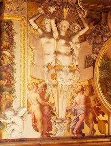 Fresker og stukkatur i Francis I sitt galleri i Chateau de Fontainebleau, Frankrike (et verdensarvsted av UNESCO av F. and Rosso Fiorentino G. Primaticcio