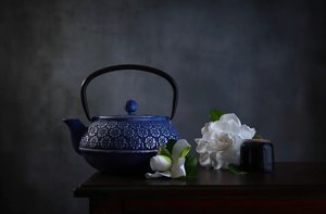Blå tekanne og gardeniaer av Fangping Zhou
