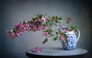 Rosa blomster i blå vase av Fangping Zhou