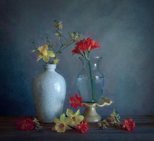 Vaser med vårblomster av Fangping Zhou