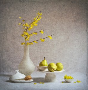Gule blomster, grønne pærer