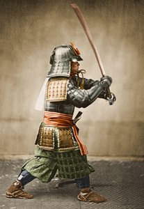 Samurai-kriger iført rustning med hevet sverd, ca. 1860 (albumfotografi)