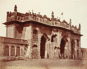 En gateway i Lucknow av Felice Beato