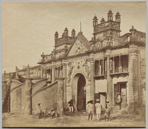 Gateway som leder inn i Kaiserbagh av Felice A. Beato
