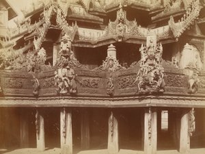 Carving in Balcony, Kyaung på Myingyan av Felice Beato
