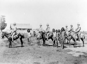 Dacoits blir brakt inn av montert infanteri, ca. 1890