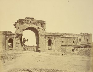Gateway Leading into The Residency, vanligvis Bailee Guard Gate, holdt av oberstløytnant R.H.M. Aitken, av den 13. bengalske innfødte av Felice Beato