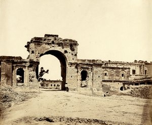 Port som fører inn til Residency, Lucknow, 1858 av Felice Beato