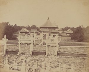 Interiør og buer i Himmelens tempel der keiseren ofrer en gang i året, i den kinesiske byen Pekin, oktober 1860 av Felice Beato