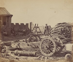 Interiør av Pehtang Fort viser magasinet og trepistolen, 1. august 1860 av Felice Beato