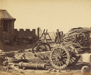 Interiør av Pehtang viser magasinet og trepistolen, 1. august 1860 av Felice Beato