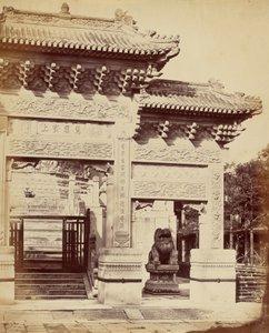 En del av inngangen til Lama-tempelet nær Pekin, oktober 1860 av Felice Beato