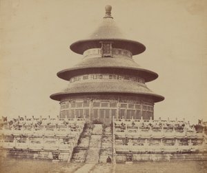 Himmelens hellige tempel hvor keiseren ofrer en gang i året, i den kinesiske byen Pekin, oktober 1860 av Felice Beato