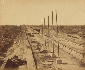 Toppen av muren fra Antin-porten tatt i besittelse av britiske og franske tropper, 21. oktober 1860 av Felice Beato