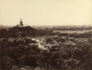 [Utsikt over hagene og det buddhistiske tempelet i Peking] av Felice Beato