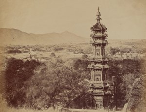 Utsikt over sommerpalasset Yuen Min Yuen, Pekin, viser pagoden før brenningen, oktober 1860 av Felice Beato