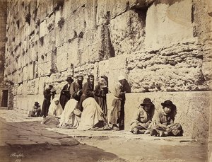 En gruppe israelitter ber ved Klagemuren (eller Vestmuren), Jerusalem av Félix Bonfils