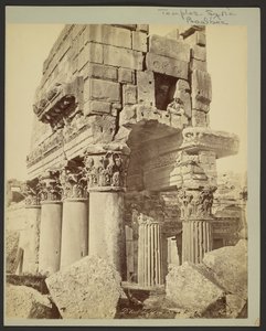 Detalj av kapitélene i pronaoset i Baalbek av Félix Bonfils