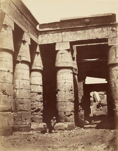 Interiør av den første gårdsplassen i Ramses IIIs tempel i Karnak [Theben] av Félix Bonfils