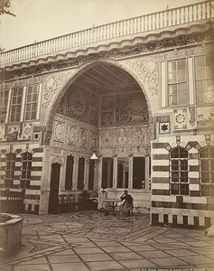Interiør i et jødisk hus i Stambouli, Syria. To kvinner vises under en portiko av Félix Bonfils