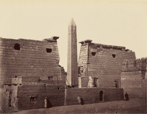 Luxor-tempelet: obelisk og pylon [Theben] av Félix Bonfils