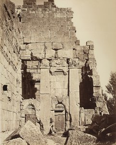 Propylaea av Jupiter-tempelet eller Solens tempel, i den arkeologiske sonen Heliopolis eller Baalbek, gammel syrisk by, nå Libanon av Félix Bonfils