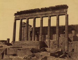 Ubundet søylegang foran et tempel i Palmyra, Syria av Félix Bonfils