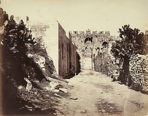 Utsikt over en del av bymurene og huset til Saint Anne, i Jerusalem av Félix Bonfils